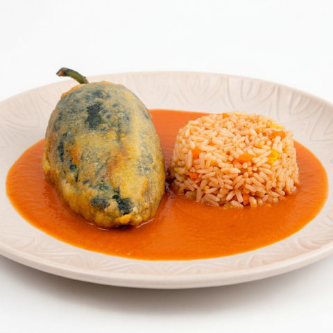 Chile relleno de queso con arroz rojo