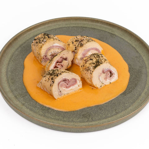 Rollo de pechuga de pollo relleno de jamón y queso