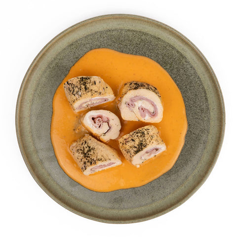 Rollo de pechuga de pollo relleno de jamón y queso